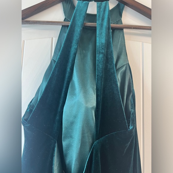 Revelry Tori Velvet Dress - Classic Emerald - Picture 5 of 10
